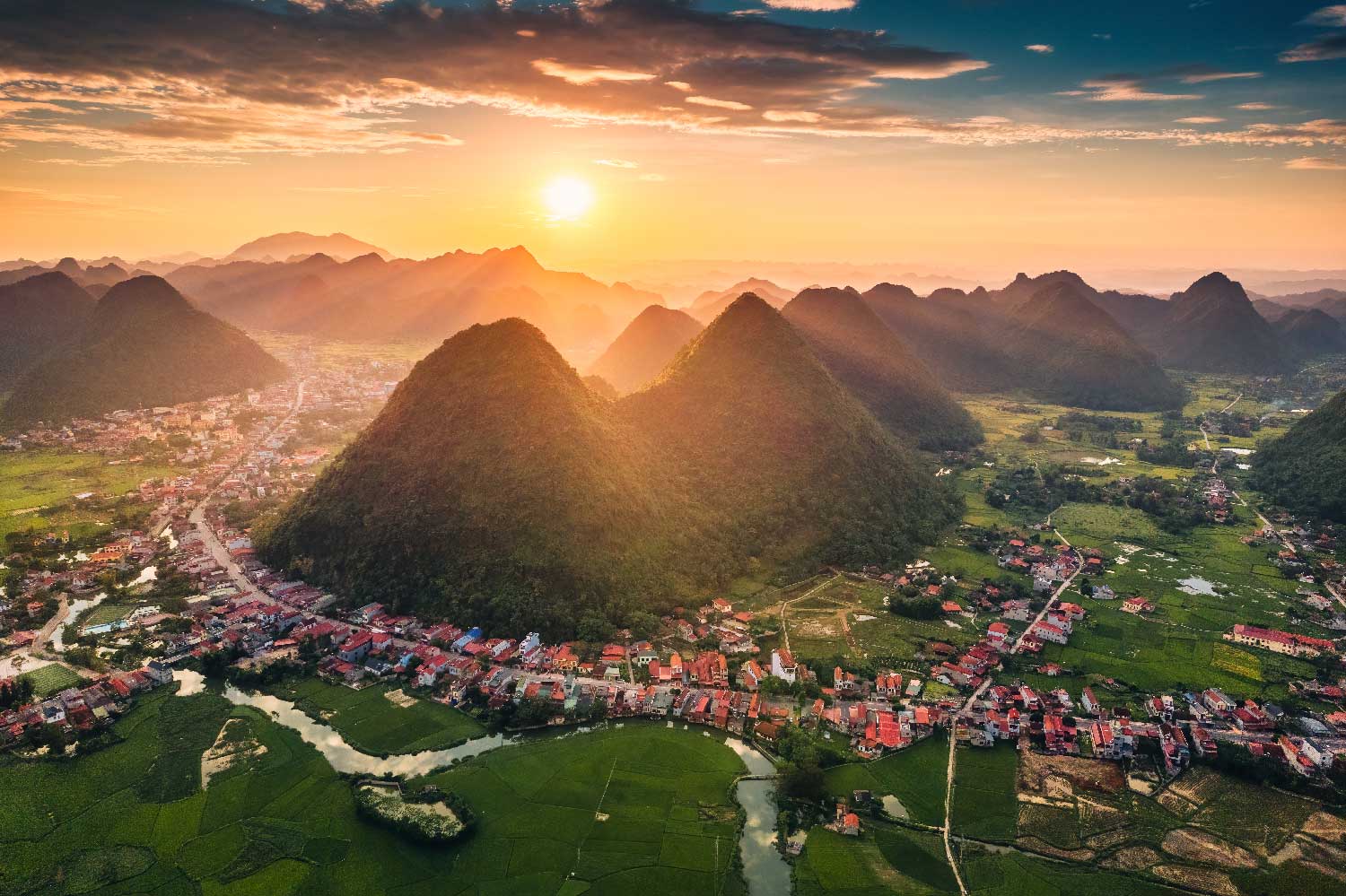 Atardecer detrás de las montañas en yangshuo,china