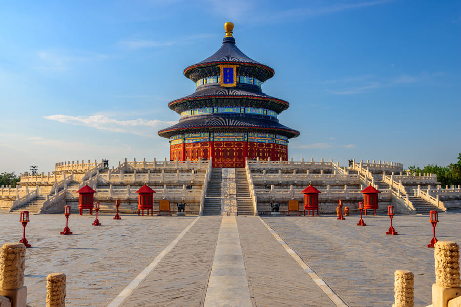 Fachada principal del Templo del Cielo en Pekín, un destino icónico en los itinerarios de viaje por China, destacando su arquitectura imperial y terrazas de mármol blanco.