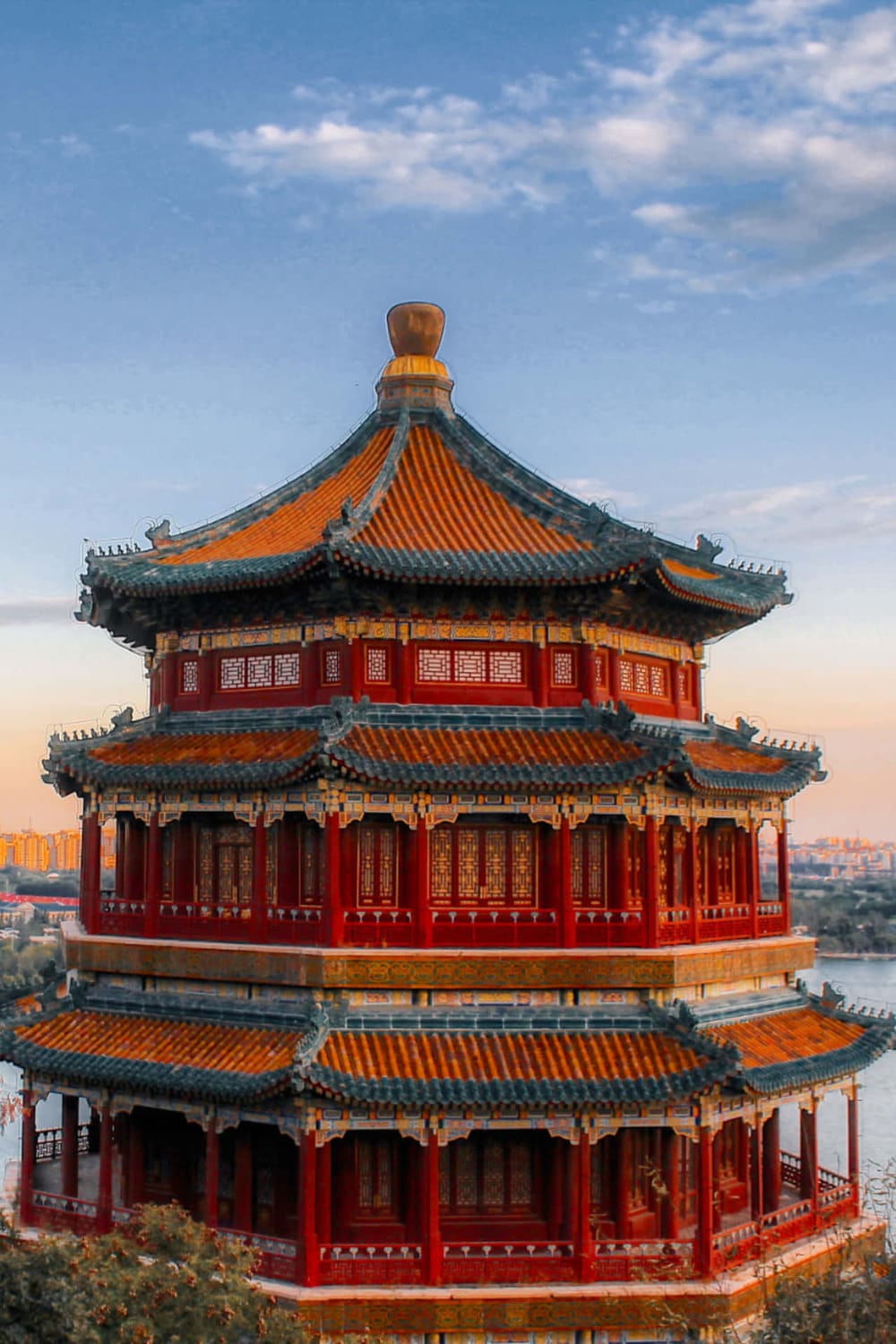 Una gran pagoda china de múltiples niveles, conocida como la Torre de la Fragancia del Buda en el Palacio de Verano.